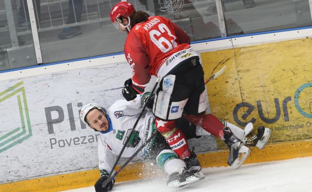 Niti Sašo Rajsar, nekdanji železar med zmaji, niti Philippe Paradis, kanadski adut Jesenci, ne bosta popuščala do konca. FOTO: Tomi Lombar/Delo