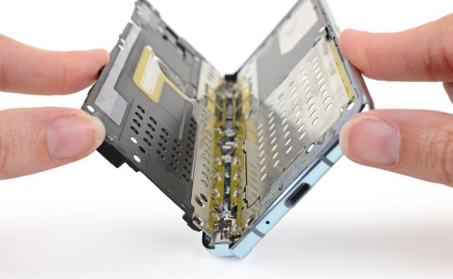 Kot pri metulju je bilo kratko življenje našega folda, so zapisali pri podjetju iFixit, kjer so telefon razstavili in poiskali njegove šibke točke. FOTO: iFixit