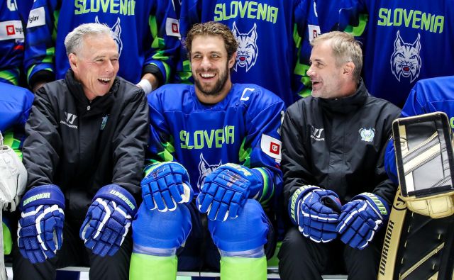 Anže Kopitar (v sredini med pomočnikom trenerja Michaelom Zettlom in selektorjem Ivom Janom) je najbolj zveneče ime SP v Kazahstanu. FOTO: Matic Klanšek Velej/Sportida