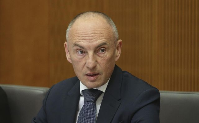 Minister za zdravje Aleš Šabeder pravi, da je ključni razlog, da je UO ZZZS zavrnil njegov predlog aneksa, dikcija, ki govori o zagotavljanju osebnega zdravnika.