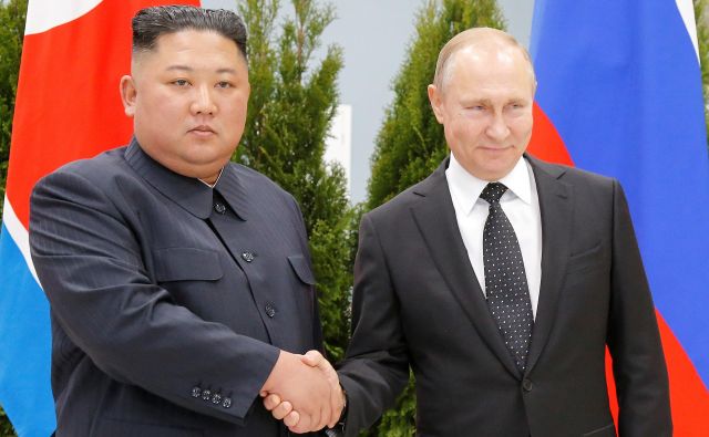 Vladimir Putin in Kim Džong Un sta tako pozirala pred številnimi fotografi. FOTO: Aleksander Zemljaničenko/Reuters