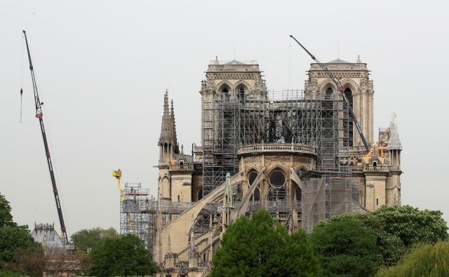 Zbrana sredstva po oceni francoskih gradbenih ekonomistov morda že presegajo samo višino stroškov za obnovo katedrale. FOTO: Gonzalo Fuentes/Reuters