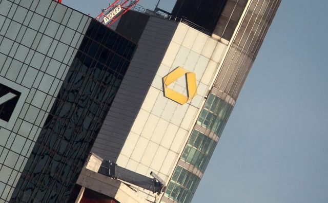 Po naznanitvi prekinitve pogovorov o združitvi se je vrednost delnic Deutsche Bank povečala pri Commerzbank pa upadla. Foto: Daniel Roland, AFP