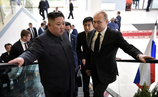 Kim je vedel, da bo vsak njegov stisk Putinove roke pod budnim očesom Donalda Trumpa. FOTO: Reuters