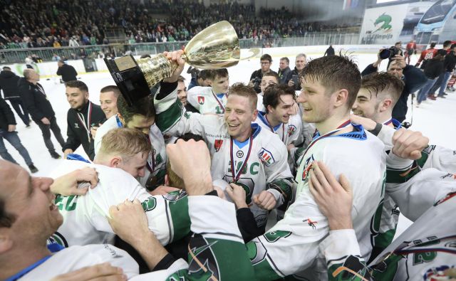 Srčni in bojeviti Ljubljančani so se zasluženo veselili naslova državnega prvaka in trojčka. FOTO: Voranc Vogel/Delo