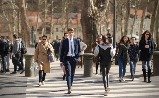 Premajhna razlika med najnižjo plačo in socialno pomočjo mladim pošilja napačno sporočilo. Naloga delovne in socialne politike je, da takšna neravnovesja odpravi. FOTO: Jure Eržen/Delo