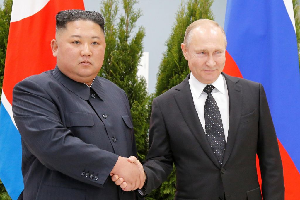 FOTO:Zgodovinsko rokovanje Kim Džong Una in Putina