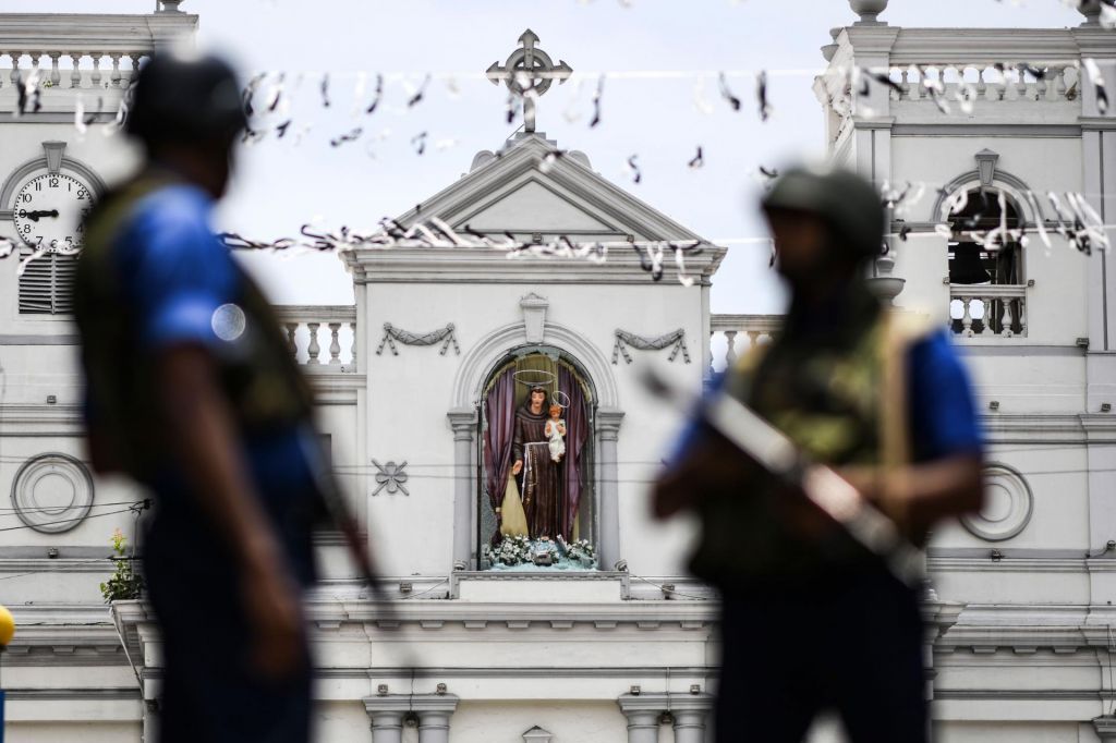 Dva napadalca na Šrilanki sinova tajkuna, oblasti število žrtev zmanjšale na 253  