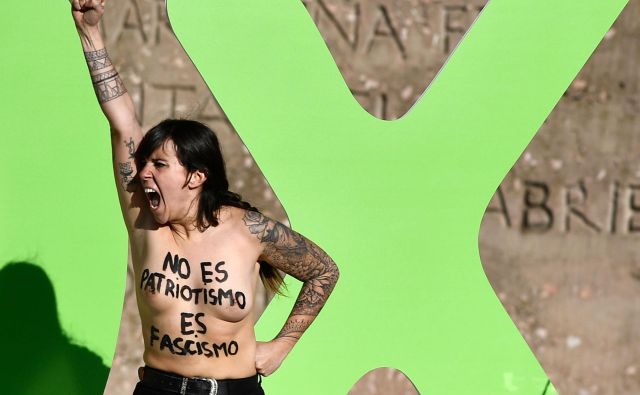 Zbrana množica je njihovo aretacijo pozdravila z glasnimi vzkliki. FOTO: Oscar Del Pozo Afp