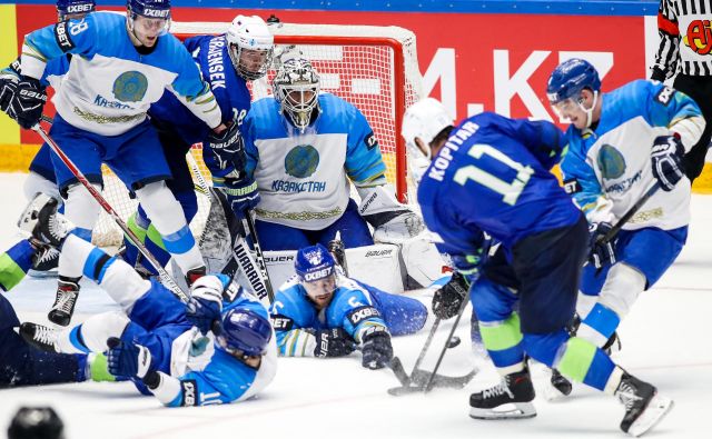 Hokejsko šolo nekdanjega sovjetskega prostora odlikuje izjemna disciplina v obrambi, kar so Kazahstanci pokazali tudi zvezdniku Anžetu Kopitarju. FOTO: Matic Klanšek Velej/Sportida