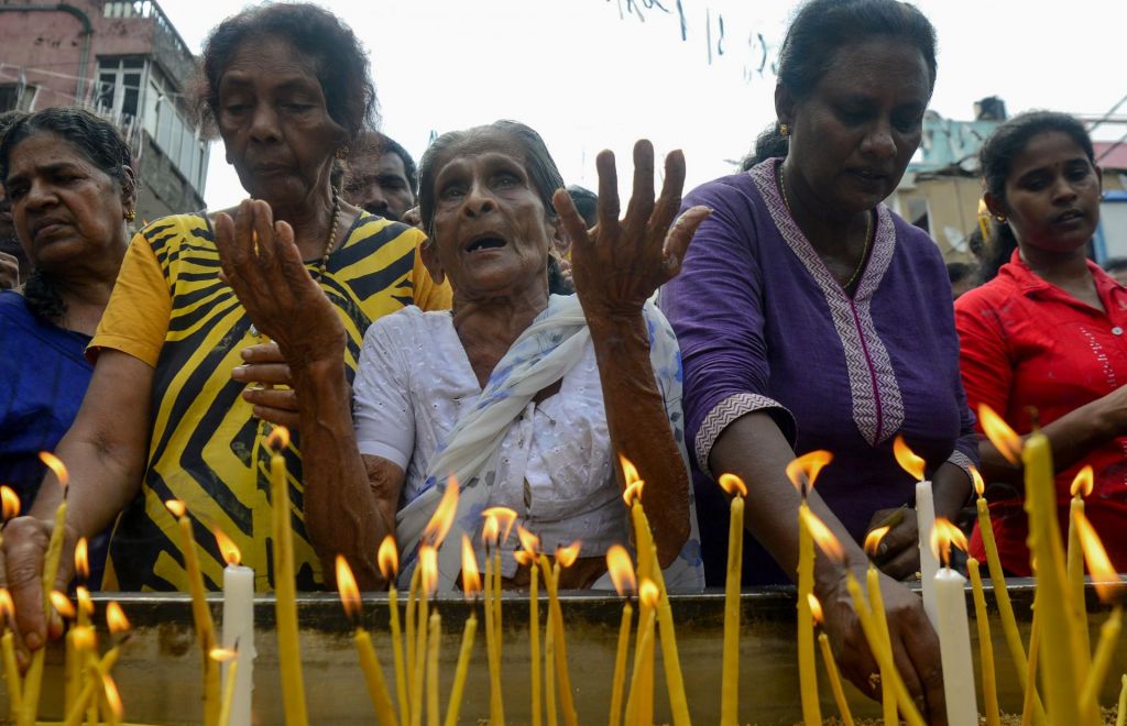 FOTO:Teden dni po velikonočnih napadih so se verniki združili v molitvi