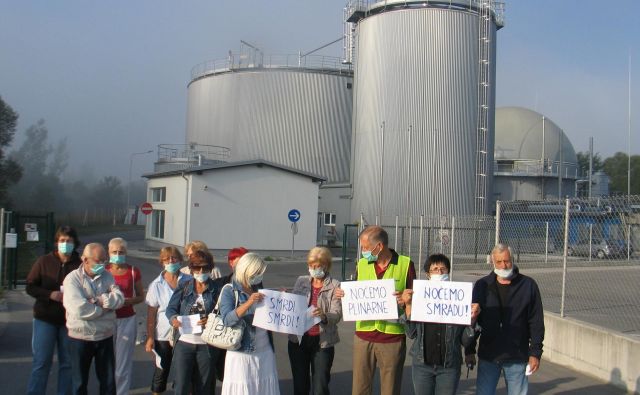 Protesti proti smradu so stalnica v Sloveniji. FOTO: Dragica Jaksetič