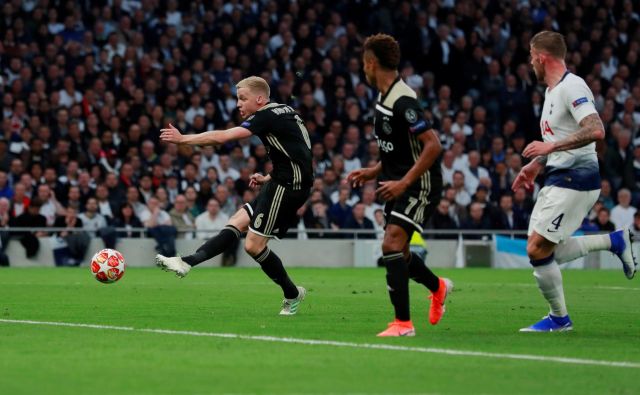 Donny van de Beek je za las ušel nedovoljenemu položaju in zabil prvi gol za vodstvo Ajaxa v London. FOTO: Reuters