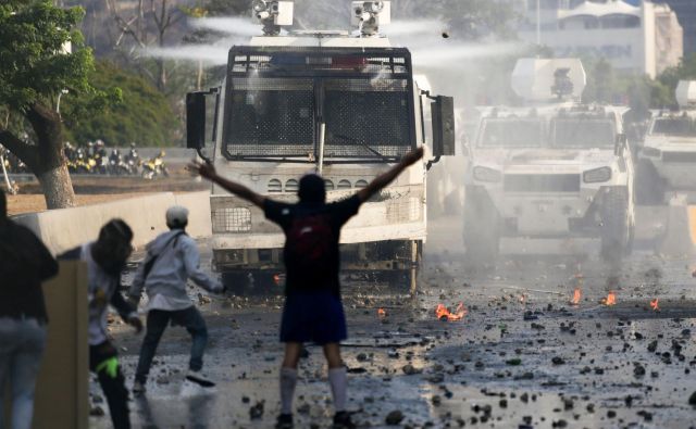 Nasprotniki režima so se udarili z vojsko. FOTO: AFP