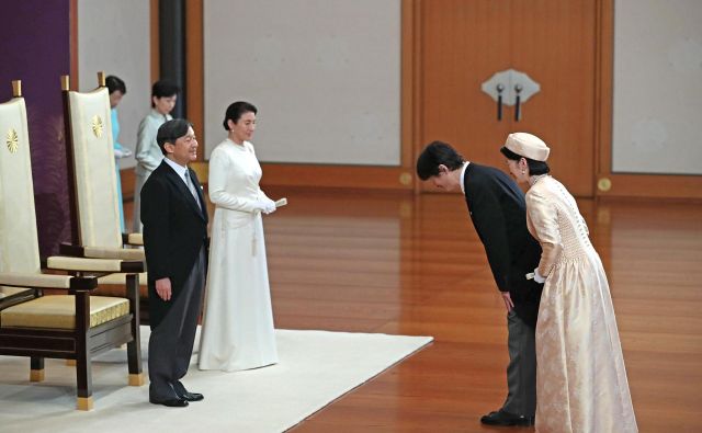 Cesar Naruhito in cesarica Masako prejemata blagoslov princa Akišina in princese Kiko. FOTO: Reuters