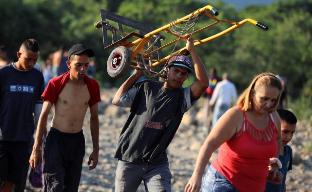 Nasprotniki državnega režima odhajajo iz Venezuele. FOTO: Reuters