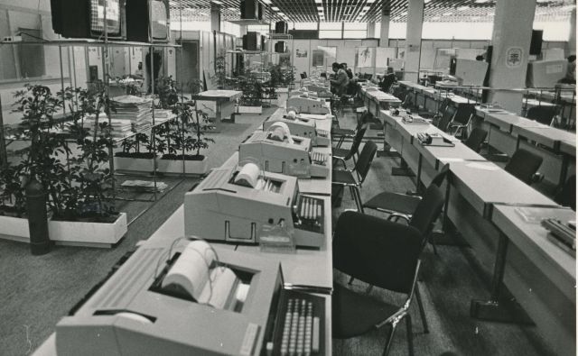 V tiskovnem središču ZOI 1984 v Sarajevu, ki jih je s prizorišča pokrivala celotna športna redakcija Dela, so novice v svet pošiljali še s teleprinterji. FOTO: Janez Pukšič/Delo