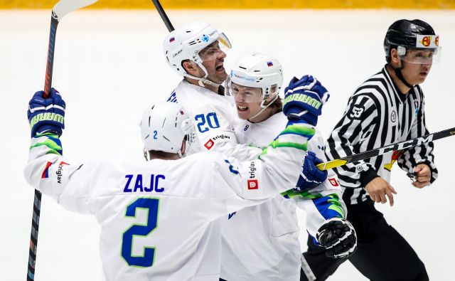 Slovenija (na fotografiji Miha Zajc, Sabahudin Kovačevič in strelec dveh golov Jan Drozg) se je razveselila prve zmage v Nur-Sultanu. FOTO: Matic Klanšek Velej/Sportida