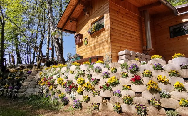 Najlepša hišica v cvetju. Foto Boris Šuligoj