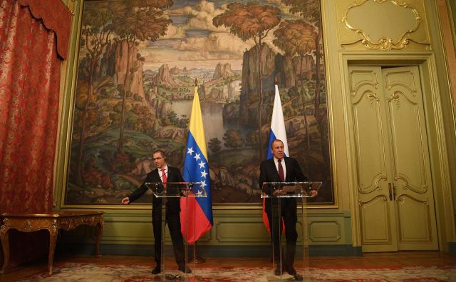 Ruski in venezuelski zunanji minister Sergej Lavrov in Jorge Arreaza. FOTO: Kirill Kudryavtsev/AFP