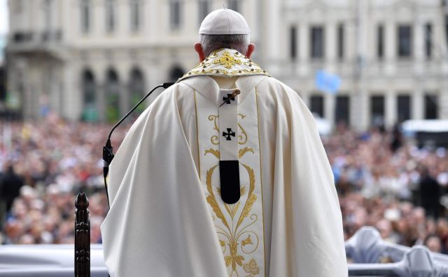 Na usodo beguncev bo papež opozoril v ponedeljek zjutraj, ko bo obiskal begunsko taborišče v Sofiji. FOTO: Andreas Solaro/AFP