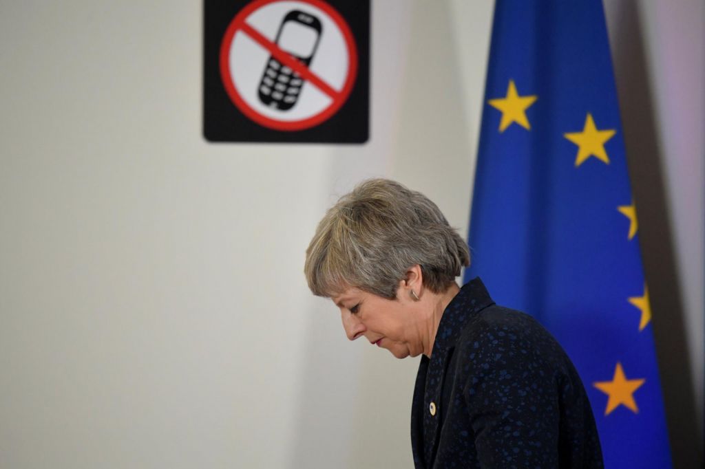 Mayeva pozvala Corbyna k sklenitvi dogovora o brexitu