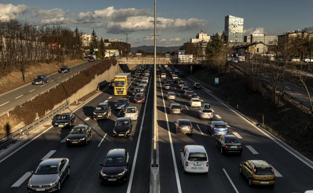 V zadnjih desetih letih se je število osebnih avtomobilov v Sloveniji povečalo za več kot desetino, tovornjakov je za kar tretjino več, hkrati pa je manj državnih in lokalnih cest. FOTO: Voranc Vogel/Delo