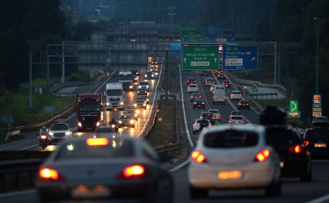 »Pretočnost je slabša večinoma zaradi prevelikih hitrosti in neustrezne varnostne razdalje ter velike gostote priključkov, zaradi tega nastajajo tudi zastoji, ki so pogosti v prometnih konicah,« pravijo na Darsu<br />
FOTO: Jure Eržen/Delo