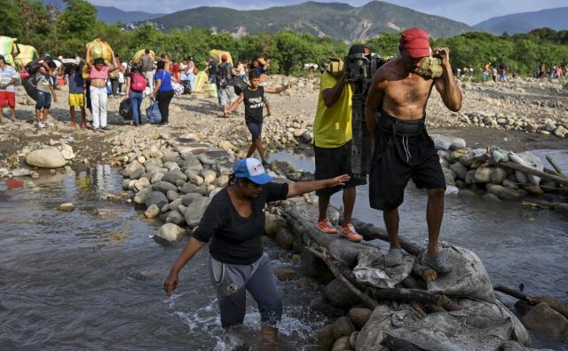 Številni Venezuelci odhajajo v Kolumbijo po boljše življenje. Nekateri za zmeraj, drugi samo občasno po hrano in zdravila. FOTO: AFP