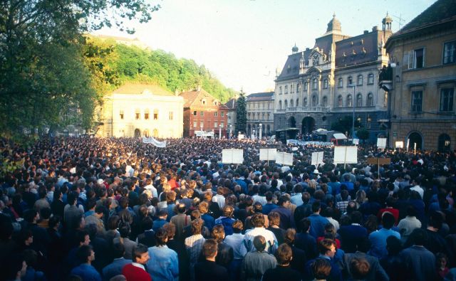 Na Kongresnem trgu se je 8. maja 1989 zbralo več kot 30.000 ljudi. FOTO: Srdjan Živulovič/Bobo