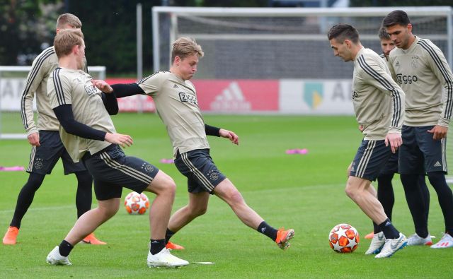 Frenkie de Jong (levo) in Dušan Tadić bosta drevi med glavnimi aduti Ajaxa. FOTO: AFP