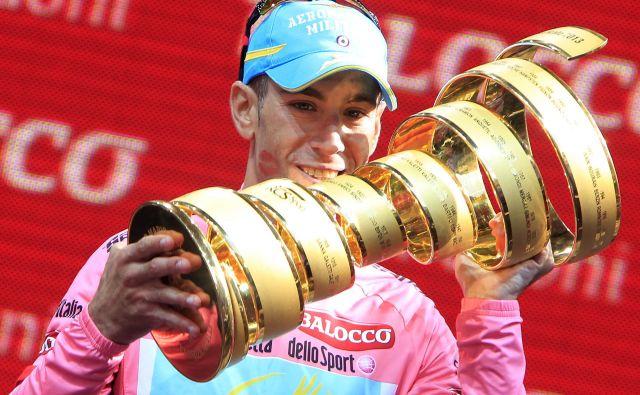 Takole je Vincenzo Nibali leta 2013 v Brescii proslavil prvo zmago na Giru, tri leta kasneje je zmagal drugič, to je bila tudi zadnja italijanska zmaga na rožnati pentlji. FOTO: Reuters