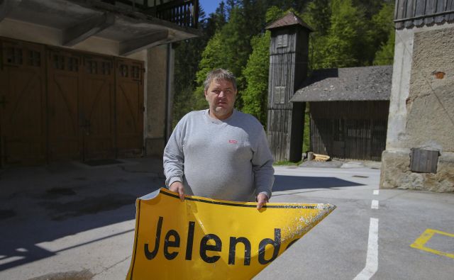 Dolgoletni poveljnik PGD Jelendol-Dolina Jože Steiner s tablo, ki bo v večni spomin in opomin na lansko pustošenje narave po Tržiškem. FOTO: Jože Suhadolnik/Delo