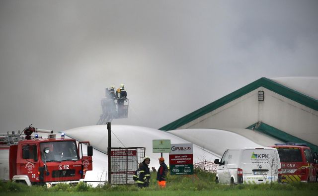 Požar v zbirnem centru odpadkov Suhadole menda ni ogrozil zdravja ljudi. FOTO: Tomi Lombar/Delo