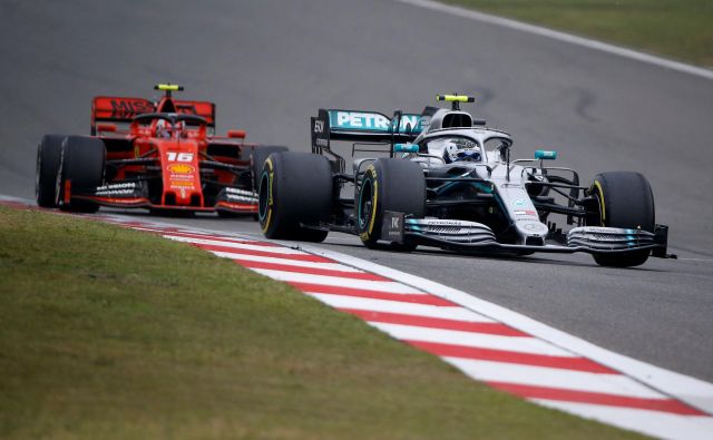 Valtteri Bottas (spredaj) in Charles Leclerc nočeta biti številki 2 v svojih moštvih. FOTO: Reuters