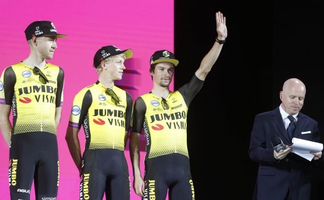 Primož Roglič je bil pod drobnogledom tudi na predstavitvi ekip. FOTO: Leon Vidic/Delo