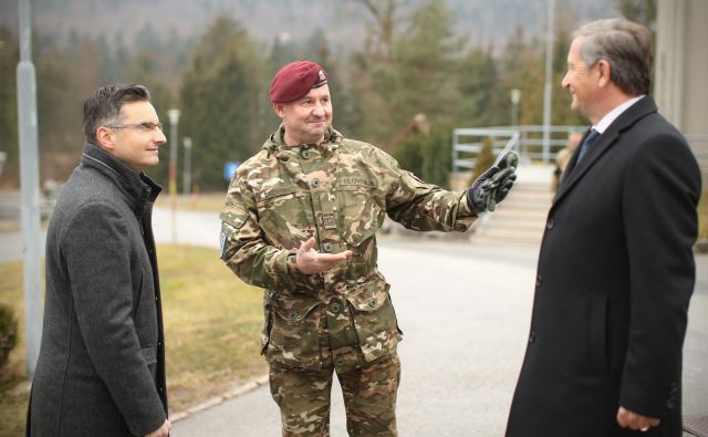 Januarja letos sta se tedaj še poveljnik poveljstva sil Miha Škerbinc (na sredini) in obrambni minister Karl Erjavec dobro razumela. Škerbinca je Erjavec razrešil zaradi pokanja na vadišču Poček, zdaj njun spor povzroča glavobol premieru Marjanu Šarcu (levo). FOTO: Jure Eržen/Delo