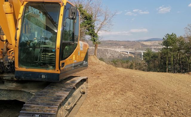 Pred začetkom gradnje drugega tira med Koprom in Divačo je še veliko ovir: finančna konstrukcija ni zaprta, postopki javnih naročil se lahko zavlečejo, več je nasprotnikov projekta. Foto Boris Šuligoj