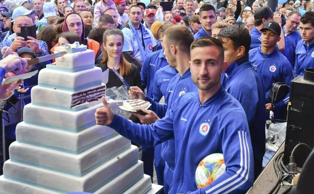 Andraž Šporar se je z veseljem stisnil k torti, ki je bila del praznovanja stoletnice Slovana iz Bratislave. FOTO: Slovan Bratislava