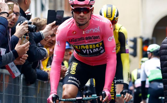 Primož Roglič ima z rožnato majico za zdaj več dela pred etapo in po njej kot pa na cesti. Foto AFP