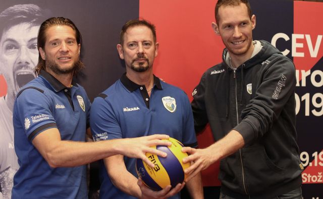 Italijan Alberto Giuliani (v sredini) bo tako kot rojak Andrea Giani poskušal uresničiti slovenske odbojkarske sanje. Desno Tine Urnaut, levo Sebastijan Škorc. FOTO: Tomi Lombar