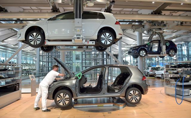 Volkswagen namerava kot prvi nemški avtomobilski proizvajalec postaviti svojo tovarno baterij za električna vozila. FOTO: Reuters