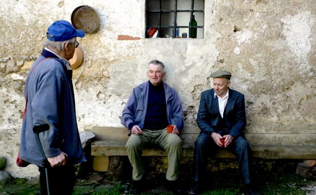 Druženje je pogosto glavni motiv za udejstvovanje starejših moških, še pomembneje pa je, da najdejo mesto v skupnosti in da ohranijo svoj občutek pripadnosti, koristnosti in potrebnosti. Foto Roman Šipić