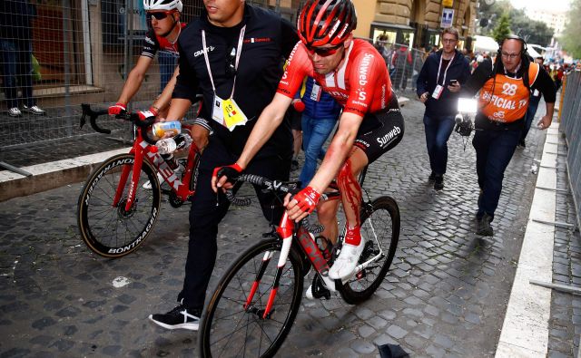 Okrvavljeni Tom Dumoulin. FOTO: AFP