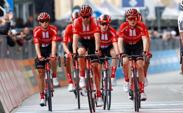 Tom Dumoulin je s krvavim kolenom končal naskok na rožnato majico. FOTO: AFP