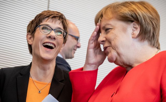 Predsednica največje nemške stranke CDU Annegret Kramp-Karrenbauer bi ob slabih volilnih rezultatih stranke lahko naletela na nepremostljive ovire pri naskoku na kanclersko palačo, v kateri sedi njena mentorica Angela Merkel. FOTO: AFP