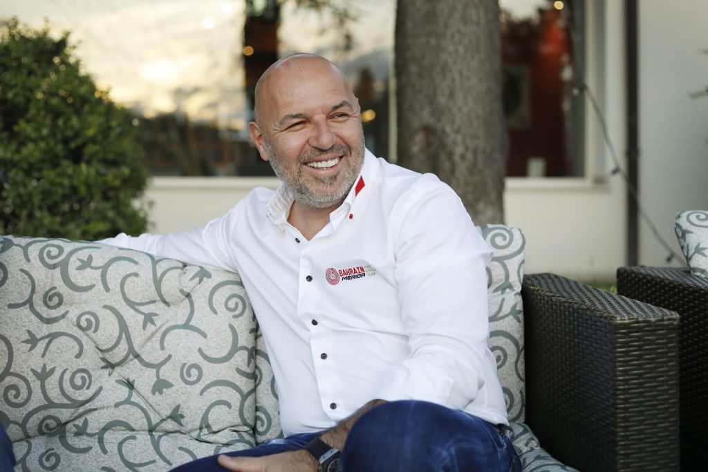 Primož Roglič vleče niti na cesti, Milan Eržen v ozadju