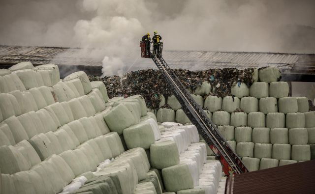 Požar deponije odpadkov, ki jih tudi ločujemo, v Suhadolah pri Komendi. FOTO: Voranc Vogel/Delo