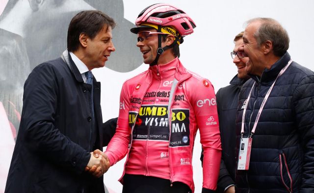 Primožu Rogliču (v sredini) je srečno pot zaželel tudi predsednik italijanske vlade Giuseppe Conte (levo, desno direktor Gira Mauro Vegni). FOTO: Luk Benies/AFP