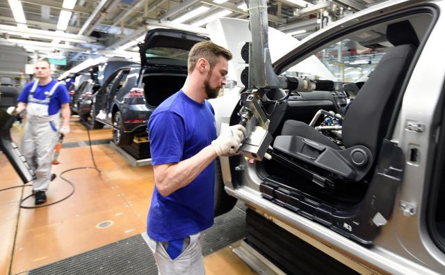 Zaposleni v nemški avtomobilski industriji se vse bolj bojijo izgube delovnih mest zaradi pohoda električnih avtomobilov, zato pričakujejo finančno pomoč države. FOTO: Reuters